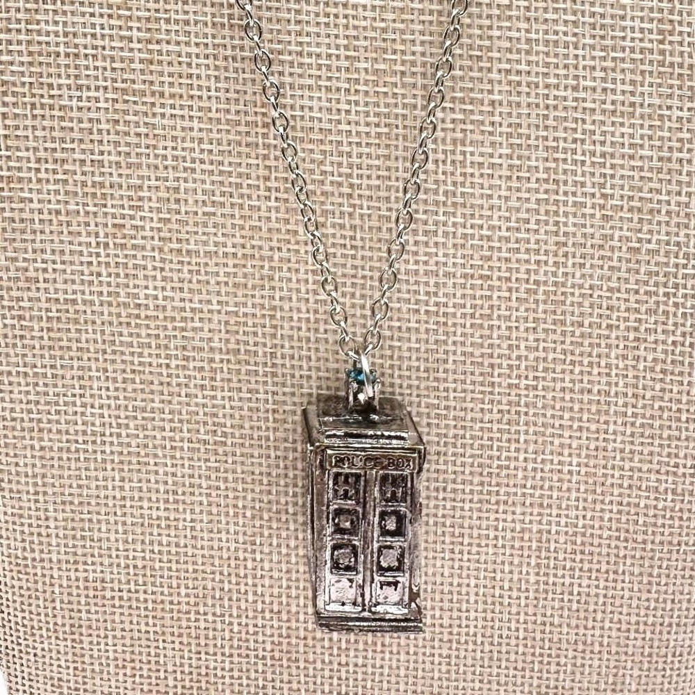 Vintage Y2K Doctor Who TARDIS‎ Police Box Silver Tone Pendant Necklace Jewelry
